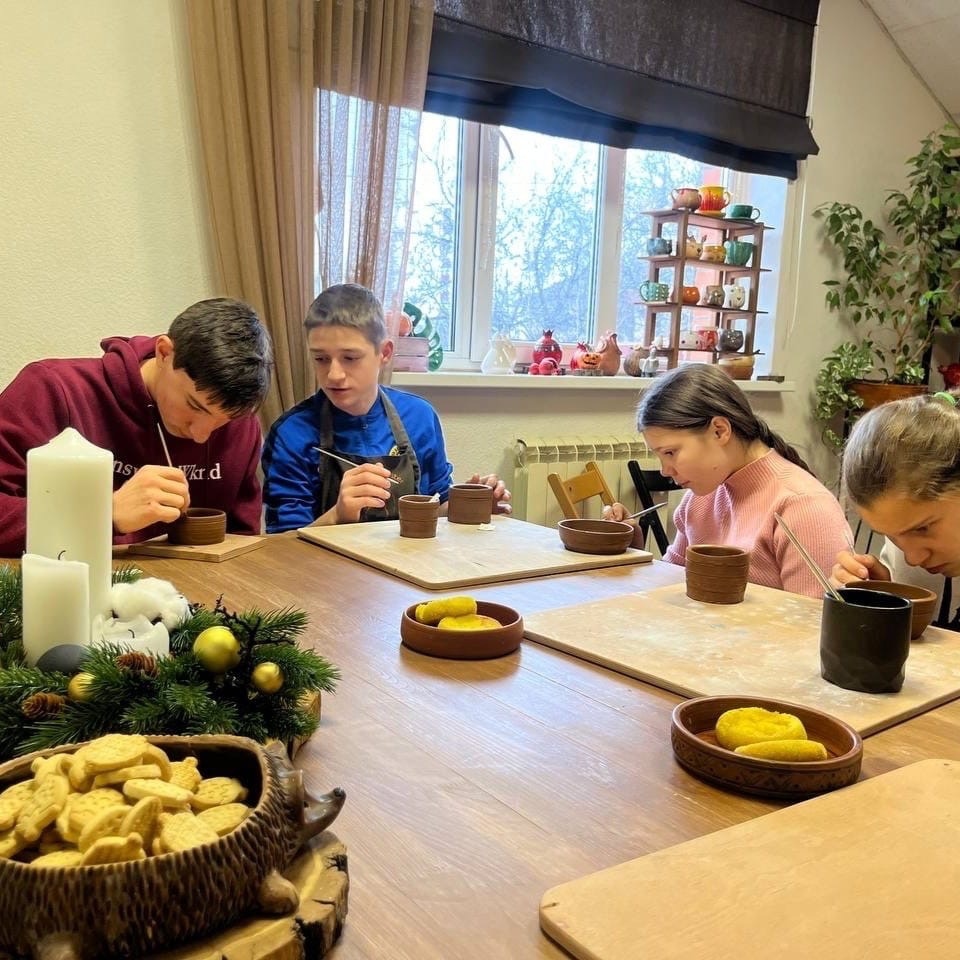 Воспитанники детского дома №13 в Ставрополе посетили гончарную мастерскую.
