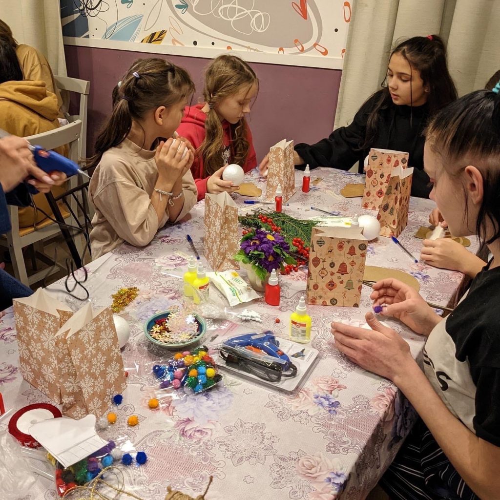 Мастер-класс по созданию новогодних игрушек  для девочек из приюта «МАША».